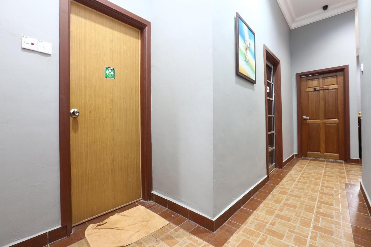 Oyo 89523 Villa Sri Mayang Kuala Terengganu Buitenkant foto